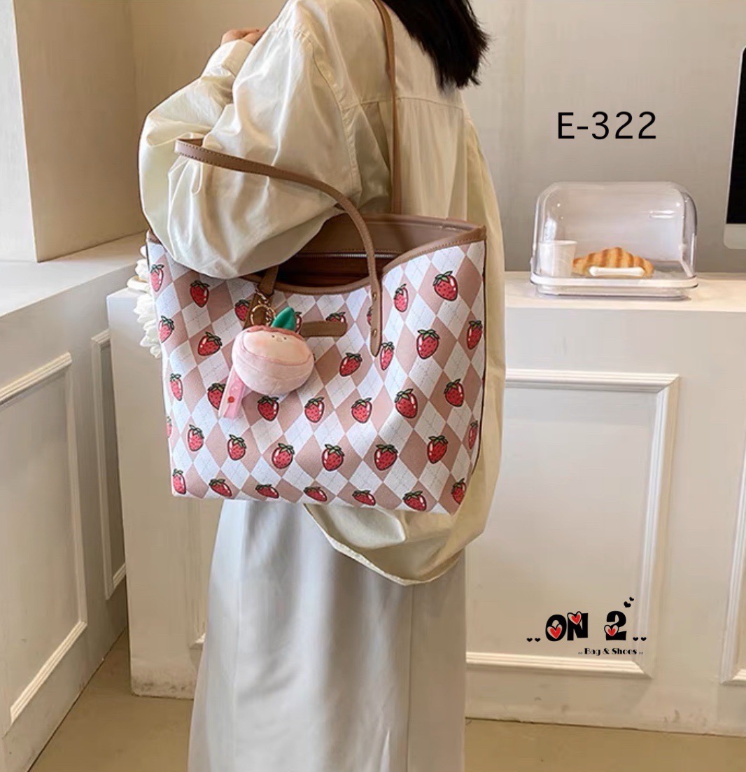 NEW-IN 🤎 Tote bag ทรงนี้จุได้เยอะมากๆค่า ใส่ I Pedได้นะคะ มาใหม่ ลายสตรอเบอรี่ สวยน่ารักมากค่ะ แนะนำสุดๆค้า จุได้เยอะ