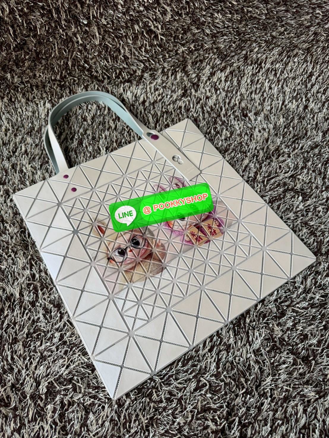 Baobao Issey Miyake x Labubu tote bag อีกหนึ่งซีรีย์สุดลิมิเตทที่น่าสะสม กำลังเป็นกระแสสำหรับ Labubu อาร์ตทอยชื่อดังที่ทุกคนรู้จัก นำมาผสมผสานให้เป็นกระเป๋าทรง tote bag ที่เหมาะกับการใช้งานในชีวิตประจำวัน ด้วยขนาด13นิ้ว ทำให้ใส่สิ่งของได้ครบครัน รวมถึงเอก