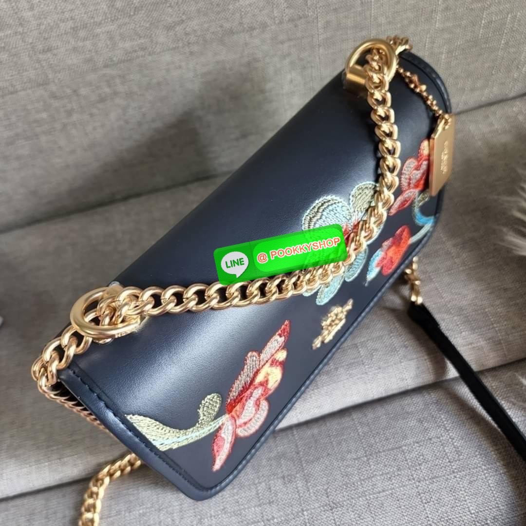 COACH KLARE CROSSBODY IN SIGNATURE CANVAS WITH FLORAL EMBROIDERY (COACH C9230) คอลเลคชั่นสุดหรู คุณนาย ยกให้ใบนี้เลยคะ สวยไม่ผิดหวัง กระเป๋าสะพายคอสบอดี้ หรือสะพายสายคู่คล้องไหล่ สะพายออกงานก็ดูดี วัสดุแคนวาสสลับ ปักลายดอกไม้สวยงาม ด้านในมีซิปและกระเป๋าเอ