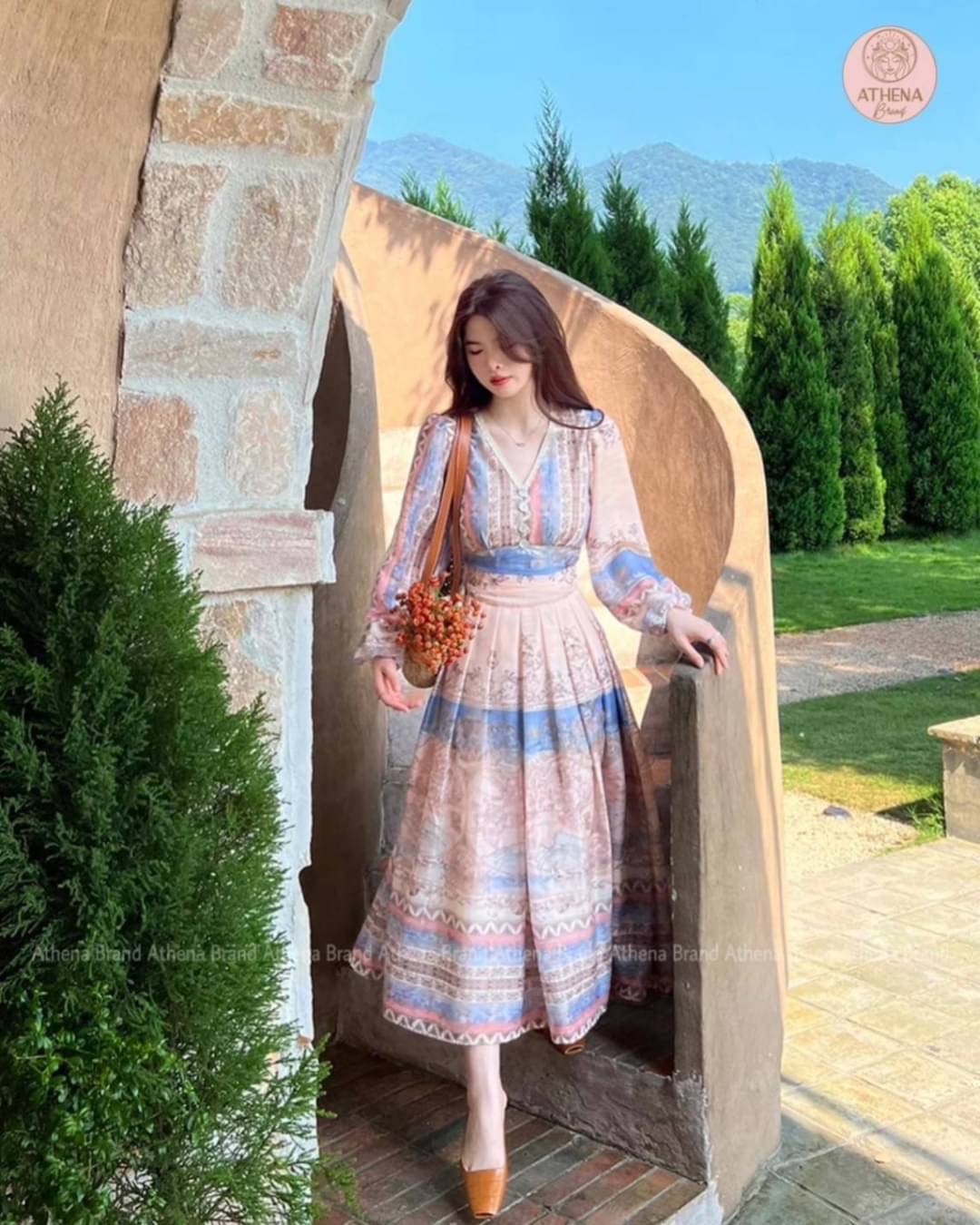 Maxi Dress พิมพ์ลายวินเทจสไตล์มาในโทนสีสุดละมุน ดีไซน์คอวีแขนยาวพองจั๊มพ์ มีกิมมิคตกแต่งกระดุมและลูกไม้หวานๆ ตัวเดรสเย็บจับจีบ มาพร้อมกับซับในและซิปด้านข้าง ผ้าเริ่ด คีพลุคเจ้าหญิงเจ้าใจ ใส่แล้วสบายผิวสุดๆ