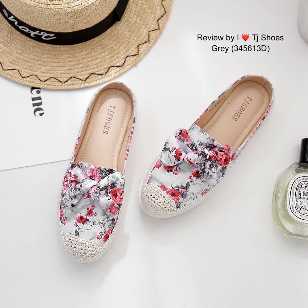 พร้อมส่งรองเท้าเพื่อสุขภาพ ที่ทั่งเกร๋ทั้งน่ารักสุดๆ รองเท้ารุ่นนี้เป็นงานสั่งทำพิเศษ หนังนิ้มนิ่ม ผ้าลายเก๋ๆ ประดับโบว์น่ารักๆ น้ำหนักเบา พื้นบุนวมนิ่ม ใส่นุ่มเดินทั้งวันได้สบายมากๆ แมทกับชุดอะไรก็เกร๋ก็น่ารักสุดๆ เป็นรุ่นแนะนำ ซื้อไปรับรองไม่ผิดหวัง ของ