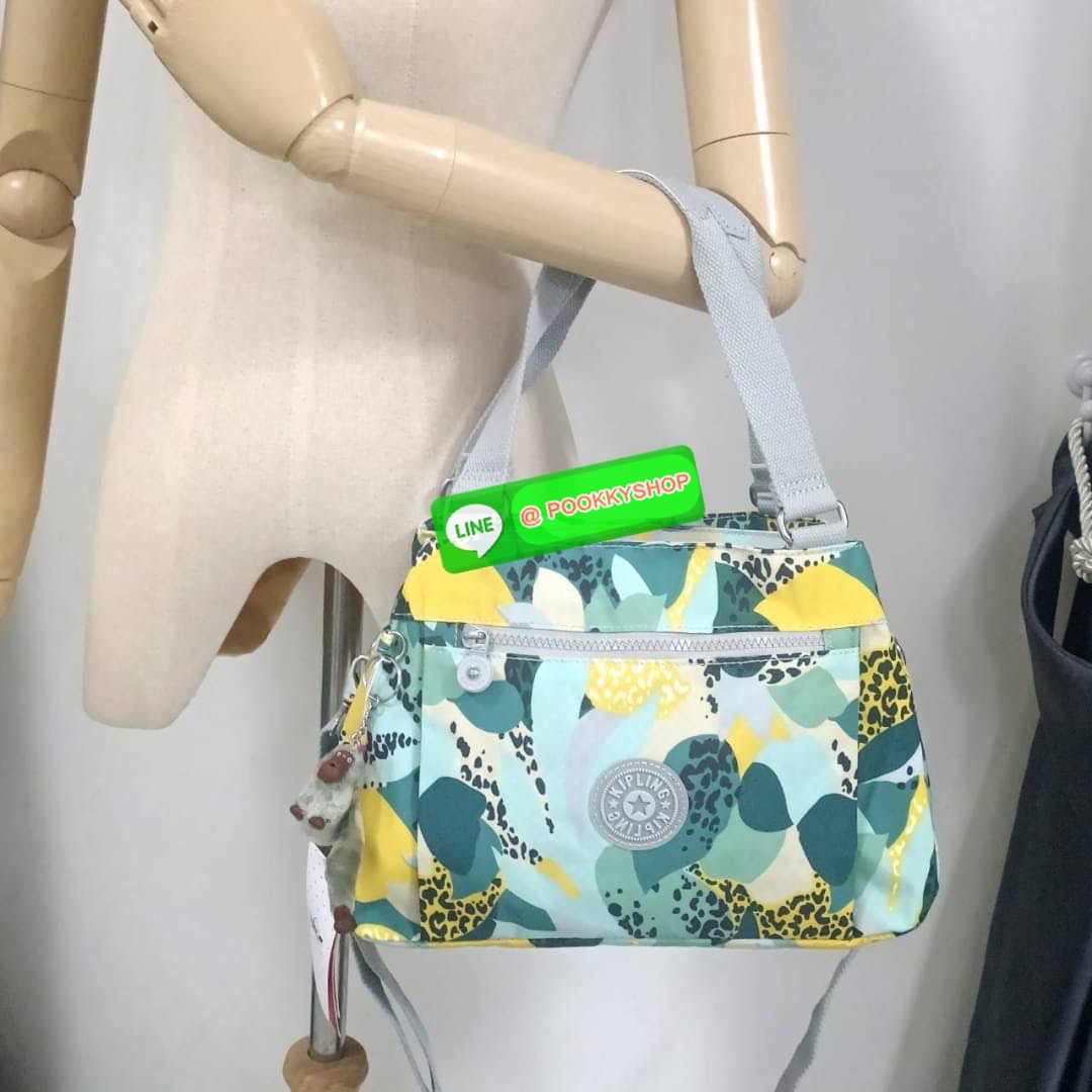 KIPLING ELISE HANDBAG กระเป๋าถือและสะพายไหล่ วัสดุ Nylon +Polyester ขนาดกำลังพอดี จุของได้มาก มีหูจับสองสาย ถือสะดวก น้ำหนักเบา มีช่องซิป ด้านหน้า ช่อง กระเป๋าหลักเปิด-ปิดด้วยซิป มี3 ช่องว่างใส่ของได้จุมากๆ ใส่มือถือได้ กระเป๋าสตางค์ใบยาว และ เครื่องสำอาง