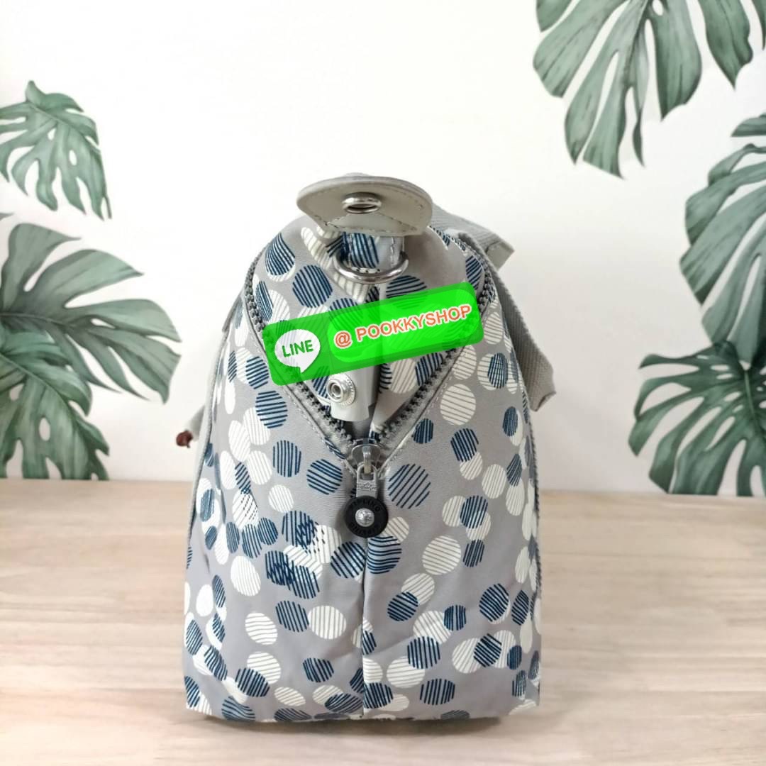 KIPLING Art Medium Tote Bag กระเป๋าเป้สะพายหลัง วัสดุด้านนอก Nylon +polyester กระเป๋ารุ่นฮิตตลอดกาล จาก kipling ลายใหม่ -ด้านหน้ามีช่องแยกใส่ของใช้เล็กๆน้อย 2 ช่อง -ช่องหลักโล่ง กว้าง จุของได้เยอะมาก พร้อมสายคล้องพวงกุญแจและช่องซิปแยกด้านข้างผนังกระเป๋า -