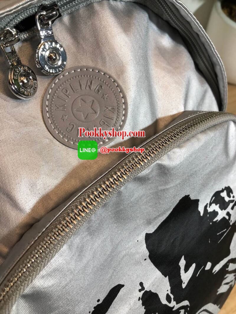 Kipling Disney's Backpack collection สุดน่ารักจากแบรนด์ kipling ขนาดกำลังน่ารักพอเหมาะสำหรับใส่ของระหว่างวัน และช่องจัดเก็บอีกหลากหลายรูปแบบ ดีไซน์สวยนับเป็นอีกหนึ่งกระเป๋าเป้ที่พร้อมให้คุณได้สะพายออกไปข้างนอกได้ทุกวันอย่างมั่นใจ เพราะแมทช์เข้ากับทุก