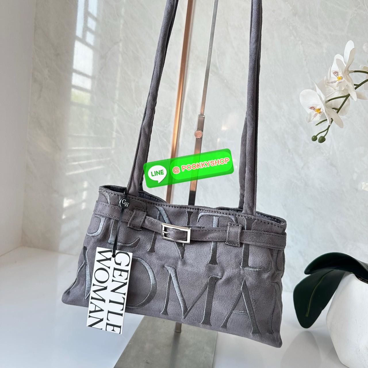 GENTLEWOMAN SUEDE BALLERINA BAG 🔖กระเป๋า Ballerina Bag ในวัสดุหนังกลับ (suede edition) พร้อมโลโก้ปักสีเดียวและรายละเอียดหัวเข็มขัด ทำให้ดูเก๋มีสไตล์โดดเด่น 🔖วัสดุ: หนังกลับ 🔖เปิด-ปิดแบบสแน๊บแม่เหล็ก ภายช่องโล่งกว้างจุของได้เยอะ