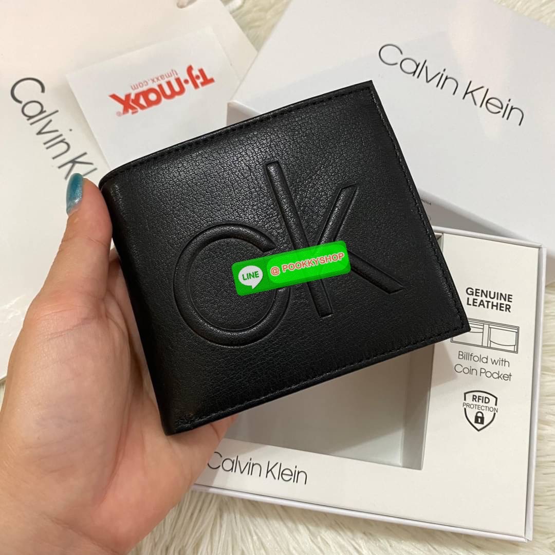 Calvin Klein Bifold Leather Short Wallet กระเป๋าสตางค์ใบสั้น และ ที่ใส่บัตรย่อยแบบเป็นสัดส่วน หนังดี นุ่มมือ รูปลักษณ์เรียบหรูแต่เท่ห์ตามแบบฉบับของแบรนด์Set นี้มาเท่าไรก็หมดคะ รีบจับจองนะคะ มาพร้อมถุงกระดาษแบรนด์และกล่องจ้า สุดคุ้มมอบให้เป็นของขวัญหรือใช้