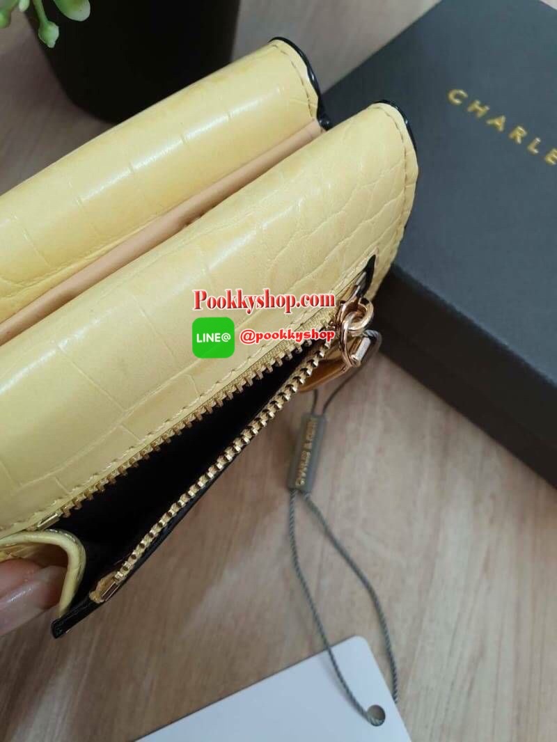 charleskeith Croc effect short wallet กระเป๋าสตางค์ใบสั้นมาด้วยลายหนังจรเข้ ด้านหน้าติดชื่อแบรนด์ รุ่นนี้เป็นแบบ 3 พับ ด้านหลังเป็นช่องใส่เหรียญ สวยสมคำร่ำลือมากๆ เลยจ้า มาครบ 5 สี จัดไปอย่างด่วนเลยจ้า