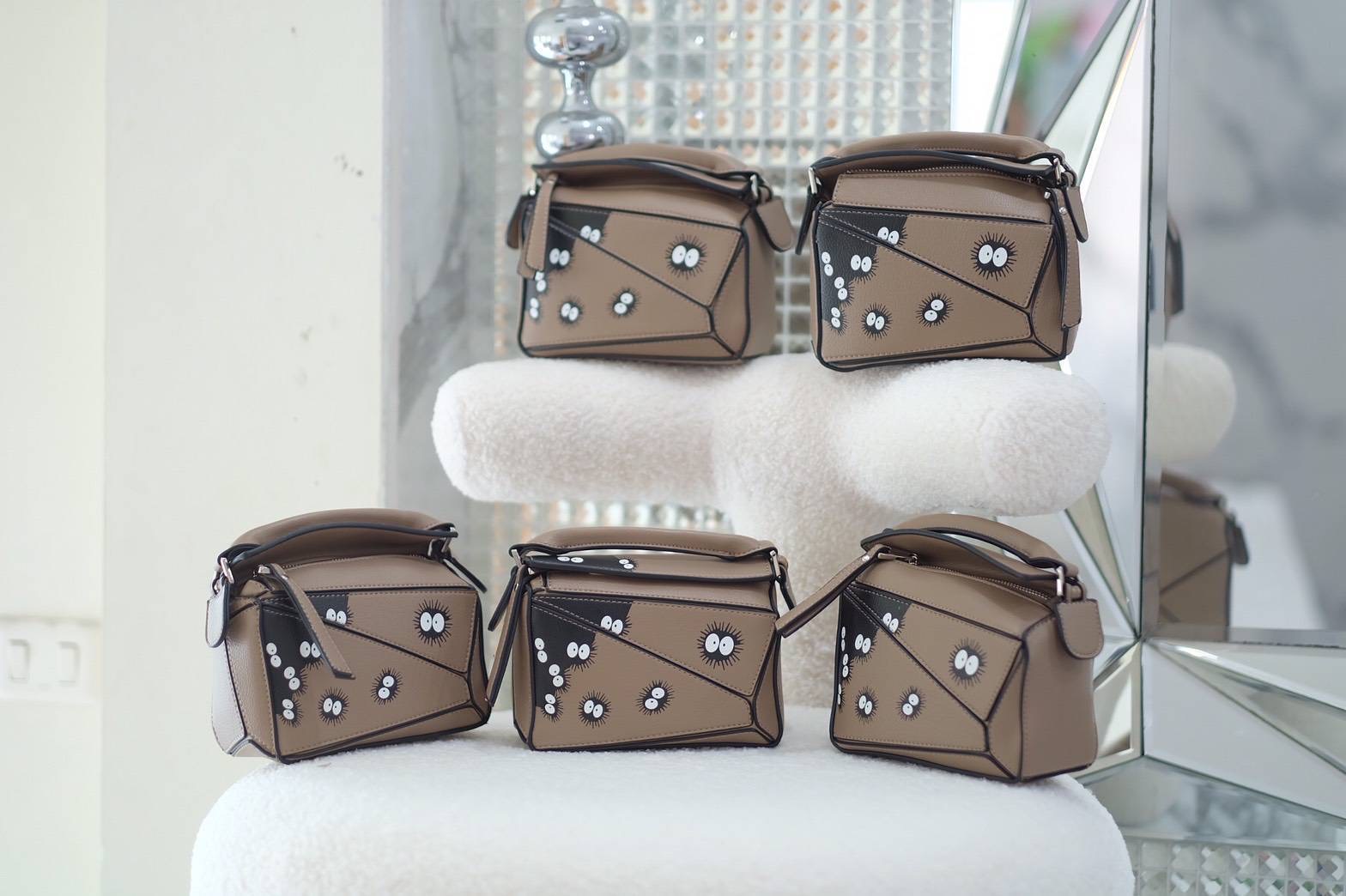 น่ารัก..ไม่ไหวแล้ว LW mini puzzle เห็นแล้วใจหวั่นไหว น่ารักอะไรขนาดนี้ ย่อส่วนได้สมบูรณ์แบบสุดๆ ลงตัวทุกอย่าง ใส่โทรศัพท์ iplus ได้สบายๆ ยังเหลือเนื้อที่ใส่ของได้อีกเยอะ รีบเลยน้า สวยๆทุกสี