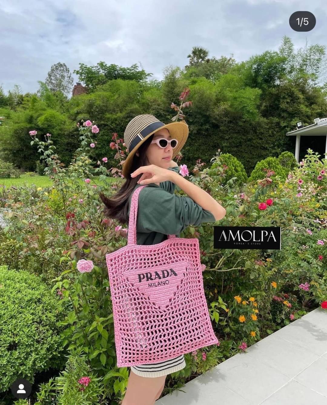รอบ 2 มาค๊า ใครไม่มีไม่ได้ล๊าววววน๊า เก็บทุกสียังไม่ผิดหวังงงน๊า PRADA RAFFIA TOTE BAG…… ❤️NEW ACCESSORIES BY AMOLPA❤️ BRAND : PRADA Detail - มาต่อที่ ACCESSORIES PRADA RAFFIA TOTE BAG ปังมากกก!!! Prada เอาใจสาวๆ สายแฟ…. งานให้ฟิลล์ลิ่งแฮนด์