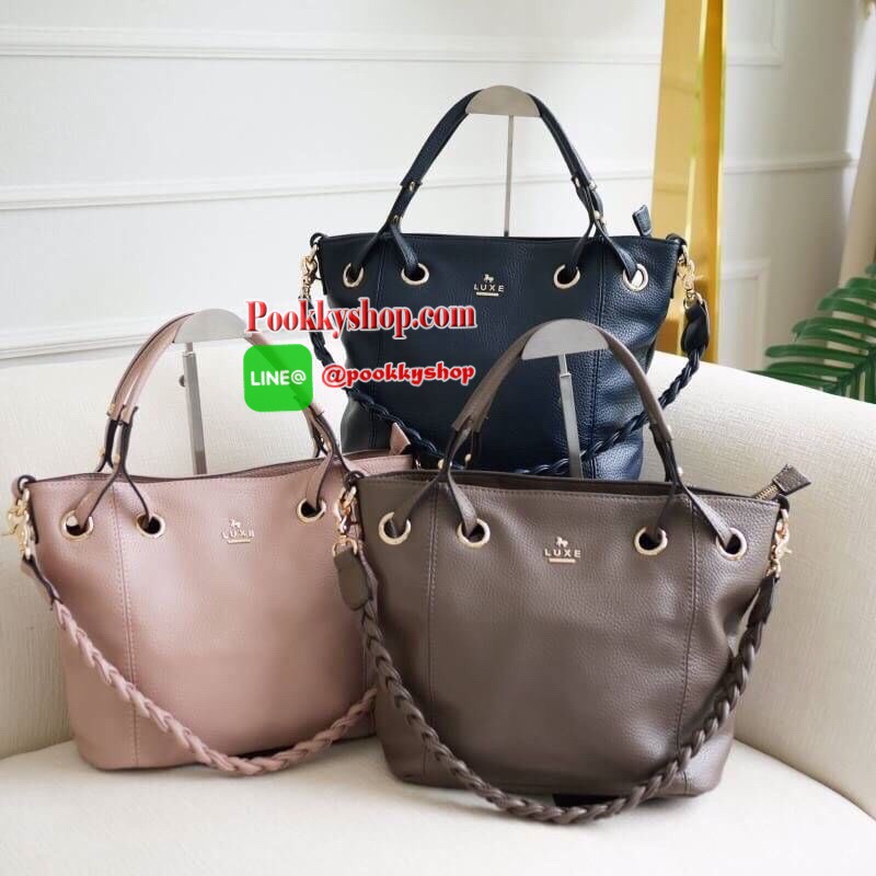 รุ่น Andrea city bag เปิดตัวรุ่นใหม่พร้อมอะไหล่สามแถว สั่งทำพิเศษจากโรงงานเดียวกับแบรนด์ดังระดับโลกเลยค่ะ สุดหรูไม่ลอก มาในทรงสุดสวยเปิดตัวใหม่✔️ มีสายสะพายสองเส้น เส้นแรกคือสายเปีย สะพายแล้วดูน่ารักสุดๆ หรือจะใช้สายสะพายยาวก็คล่องตัว ปากกระเป๋ามีซ