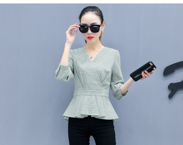 KTFN เสื้อแฟชั่นเกาหลี คอวีเอวจับจีบระบาย มีซิปข้างลำตัว สีเขียวนมลายริ้ว