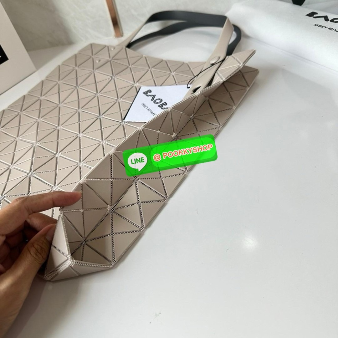 BAO BAO PRISM PLUS Handbag (Large) 🔖กระเป๋าถือจากแบรนด์ BAO BAO ISSEY MIYAKE ดีไซน์คลาสสิกทรงสี่เหลี่ยม มาพร้อมลวดลายสามเหลี่ยมที่มีมิติ 🔖วัสดุ: โพลีเอสเตอร์ ผสมหนัง 🔖 ปากกระเป๋าเปิด ซับในเป็นไนลอน มีช่องกระเป๋าด้านในและหูหิ้วกระเป