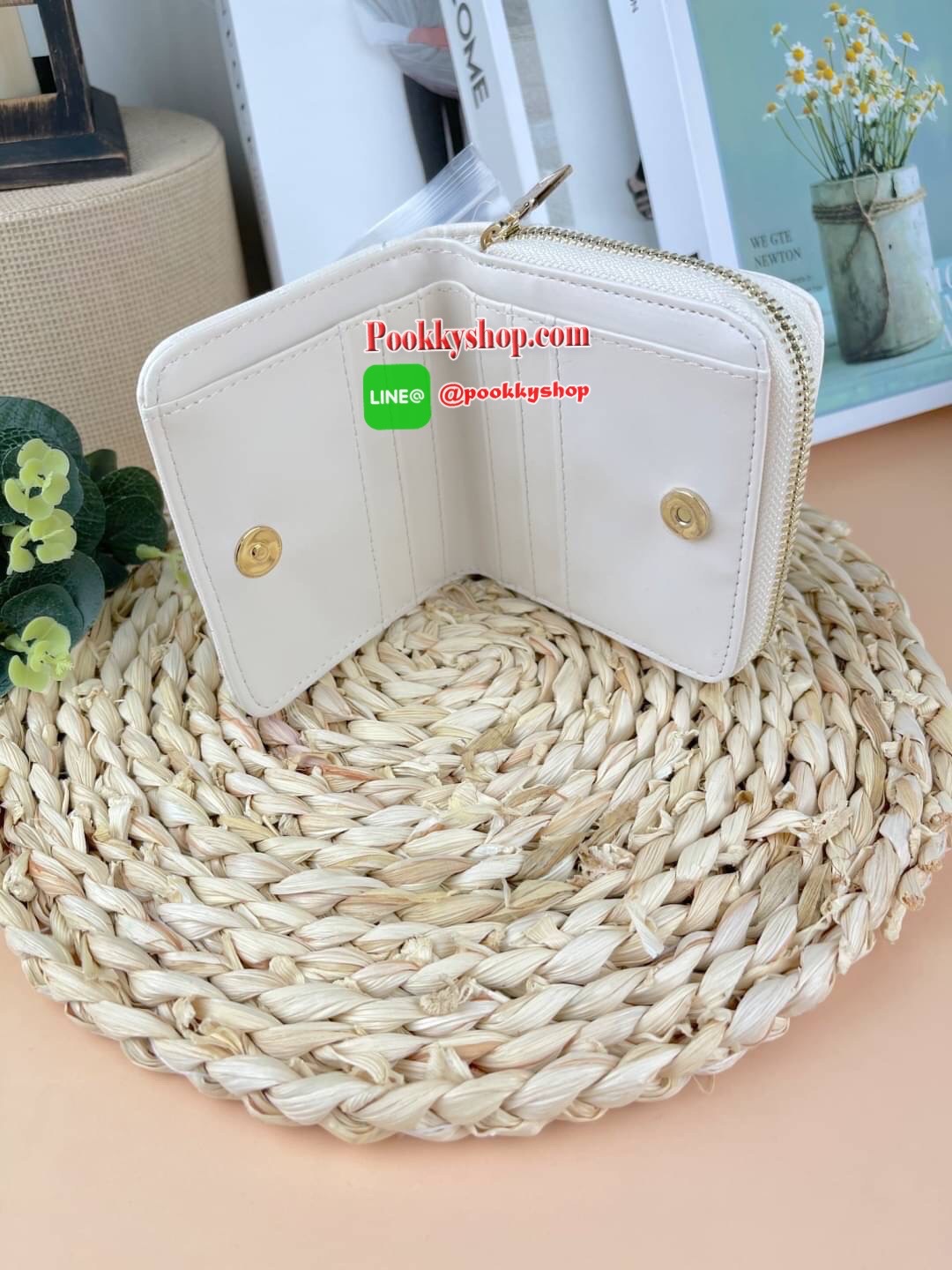 Lyn Decade Wallet กระเป๋าเงินใบสั้น รุ่นนี้สวยน่ารักมากๆ จับถนัดมือ มีฟังก์ชันให้ใช้ครบจบในใบเดียว! วัสดุหนังนุ่มมือ เดินด้ายทั้งใบเพิ่มดีเทล มีโลโก้สวยเด่นที่ด้านหน้า เปิดปิดแบบกระดุมแม่เหล็ก มีช่องใส่ธนบัตรได้ตามยาว ใส่แบงค์ไม่ต้องพับค่า ช่องการ์ด 6 ช่อ