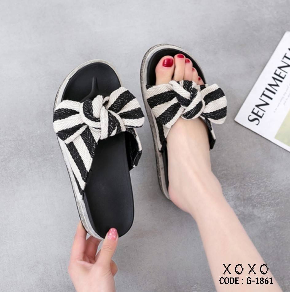 สินค้าพร้อมส่ง แถมฟรี สายคล้องเป็นรัดหลัง แตะสวม งานเก๋ วัสดุผ้าลายสลับสี ด้านหน้ามัดโบ พื้นรองเท้าส้นเสมอ ไม่ต้องเขย่ง สวมใส่ง่าย กระชับ แมทส์ชุดง่าย ติดรูเกี่ยวตะขอขอบรองเท้า ใส่ได้ 2 แบบ จะใส่แบบแตะ หรือมีสายรัดหลังง่ายๆ โดยเกี่ยวตะขอ เท่านั้นเอง ก็เปล