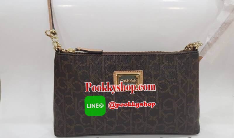 New arrival !!! Calvin Klein Crossbody Bag กระเป๋าสะพายขนาดน่ารัก วัสดุ PVC คุณภาพดี หนังนิ่ม น้ำหนักเบา ตัวกระเป๋าออกแบบลาย CK ทั้งใบ ด้านหน้าประดับด้วยโลโก้แบรนด์สวยหรู หัวซิปเป็นหนังง่ายต่อการใช้งาน ช่องหลักเปิดปิดกระเป๋าด้วยซิป ด้านในโล่งกว้าง มีช่องซ