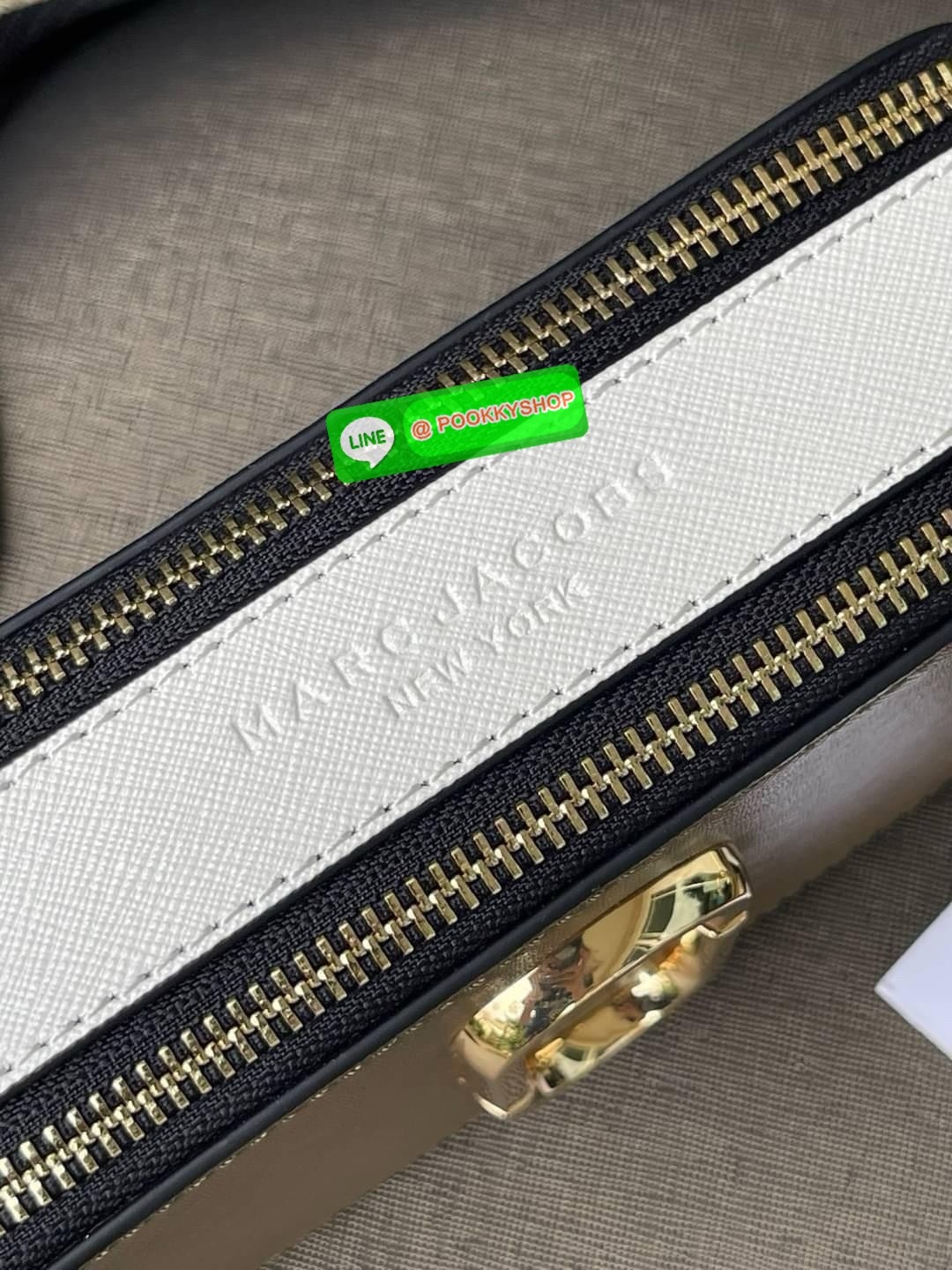 Marc Jacobs Snapshot Bag กระเป๋าแบรนด์ดังจากสัญชาติอเมริกัน นับได้ว่ารุ่นนี้เป็นรุ่นทรงฮิตของ marc jacobs เลยทีเดียว โดยด้านหน้ากระเป๋าจะเป็นโลโก้แบบโลหะที่เป็นสัญลักษณ์ของแบรนด์นี้ มาพร้อมสายสะพายที่จะสะพายยังไงก็ดูโดดเด่น เพราะขนาดใหญ่ที่สกรีนตัวอักษร m