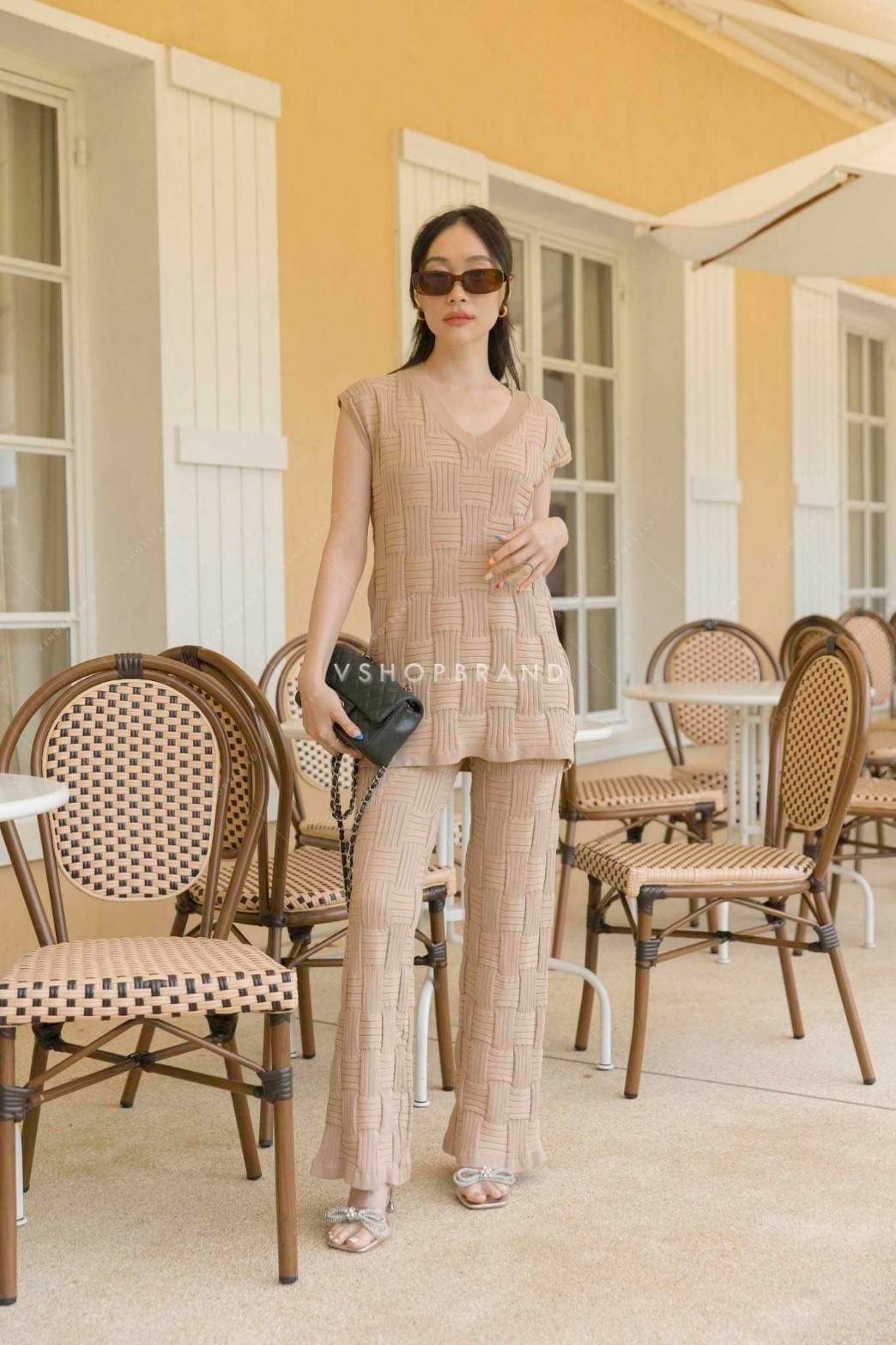 Set เสื้อแขนกุดผ้าไหมพรมถักลาย bot.ttega เข้าเซทกับกางเกงยาวทรงเข้ารูปขาบาน ช่วงเอวสม็อค รุ่นนี้ผ้านุ่มใส่สบายแนะนำเลยค่ะ