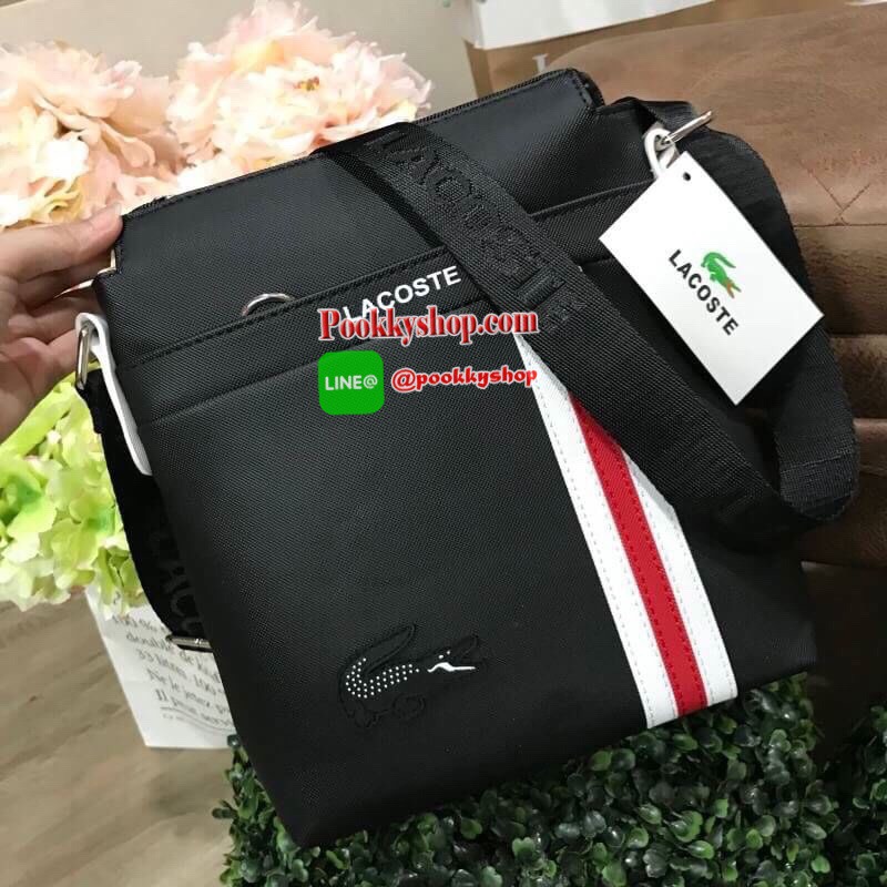 ห้ามพลาด! BEST SELLER! ลาคอส MESSENGER BAG กระเป๋าสะพายรุ่นใหม่ล่าสุดขนาดกำลังดีหนังนิ่มสวยอยู่ทรง ด้านหน้ามี1ช่องซิป พร้อมโลโก้แบรนด์และเเถบคาดดูมีดีเทล เปิดปิดด้วยซิปสะดวกใช้หัวซิปแบรนด์อะไหล่เงินสามารถใส่ ipad mini มือถือ กระเป๋าสตางค์ใบยาว ของจุกจิก