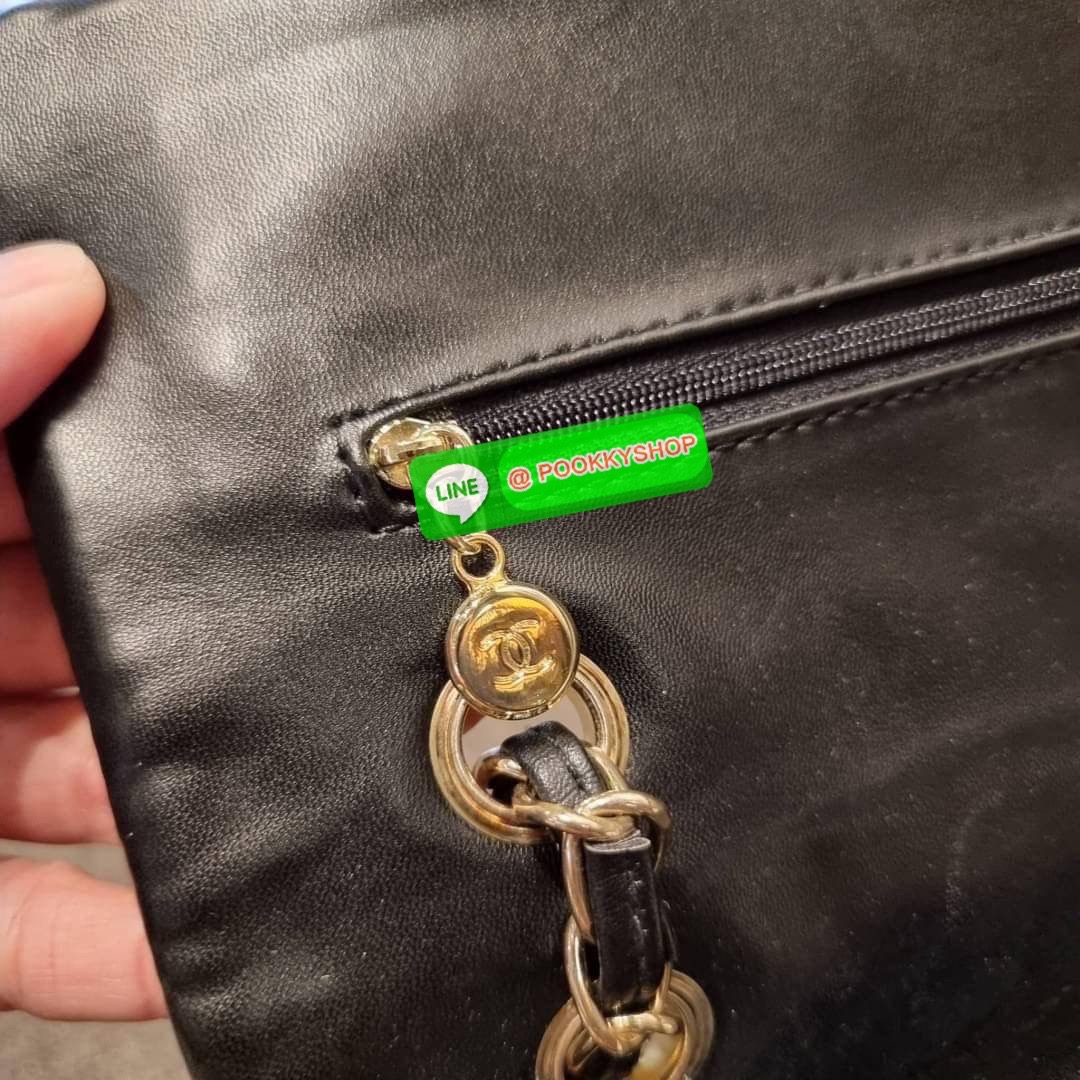 RESTOCK!! HOT ITEM!! Chanel premium for gift กระเป๋าสะพายหนังสังเคราะห์ลายคาร์เวีย อะไหล่พร้อมโซ่สะพายสีทอง ตัดกับกระเป๋าได้อย่างลงตัวและโดดเด่น เปิด-ปิดกระเป๋าด้วยตัวบิดล็อค ภายในกระเป๋ามีฝาปิดอีก 1 ชั้น บุหนังสีแดงโลโก้เด่น คม ชัด!! มีช่องโล่งกว้างจุของ