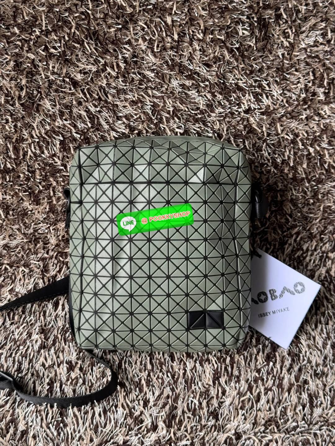 Bao bao issey miyake VOYAGER Shoulder Bag กระเป๋าสะพายข้างใบนี้มีสายสะพายปรับระดับได้ มีซิปเปิดปิดด้านบน และช่องแบบเปิดด้านใน ช่องกระเป๋าด้านนอกปิดด้วยปุ่มแม่เหล็ก มีขนาดที่สะดวกสำหรับเก็บสิ่งของจำเป็นทั้งหมดของคุณ VOYAGER คือเพื่อนร่วมเดินทางที่สมบูรณ์แบ