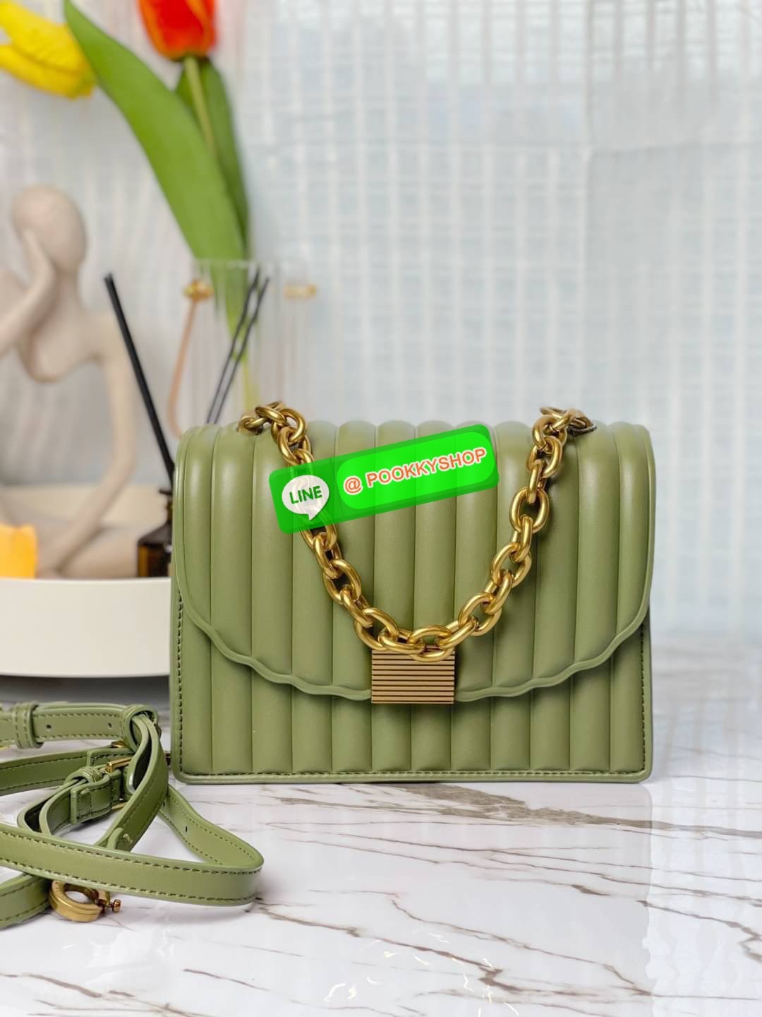 Charles & Keith Panelled Chain Handle Bag กระเป๋าสะพายรุ่นใหม่ชนช็อป รุ่นนี้จะถือคล้องแขน/สะพายแบบสายยาวได้หลายแบบ มีหูโซ่สีทองสวยหรู เปิดปิดแบบตัวเปิดล็อก ภายในแบ่งเป็น 3 ช่อง เป็นช่องซิปตรงกลาง ใส่ IPhone pro max และกระเป๋าเงินใบสั้นได้ค่ะ สายสะพายยาวถอ