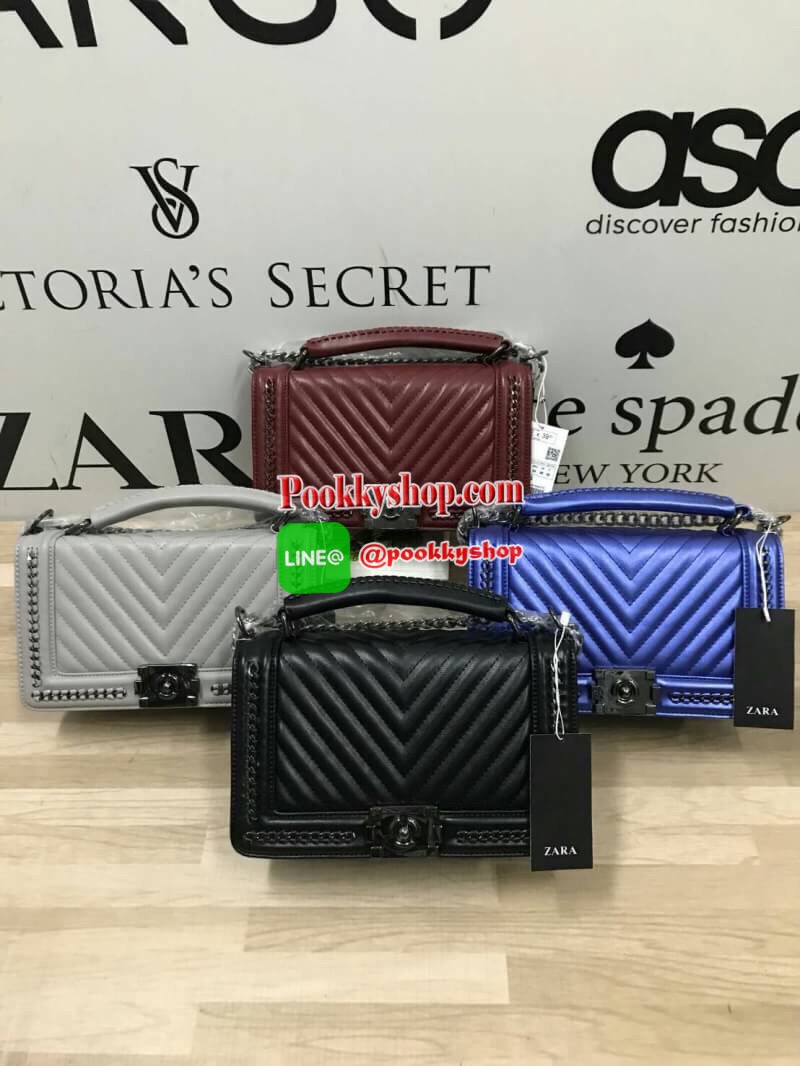 ZARA (Basic) shoulder bag :รีออเดอร์รุ่นขายดีฝุด กระเป๋าทรง Look like chanel ทรงกล่อง ตั้งอยู่ทรง ตัวกระเป๋าหนัง PU สวยเงา สายสะพายโซ่ต่อหนัง ความยาว 120cm ปรับได้3ระดับ ด้านหน้าแต่งขอบโซ่ถักหนัง เย็บลายแทยงทั้งหน้าและหลัง ภายในมีช่องใหญ่และช่องซิป2ช่อง ม