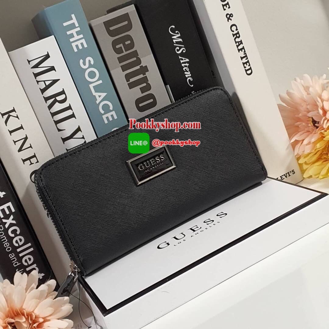 GUESS WOMEN'S WALLET กระเป๋าตังค์แบบซิปรอบ หนังลาย SAFFIANO ประดับโลโก้แบรนด์ด้านบน ด้านในมีซิปกลาง ไว้ใส่เหรียญ มีช่องใส่บัตรหลายช่อง ช่องใส่ธนบัตรมี2ช่องใหญ่ น้ำหนักเบา อุปกรณ์ครบ ห้ามพลาดค่า!