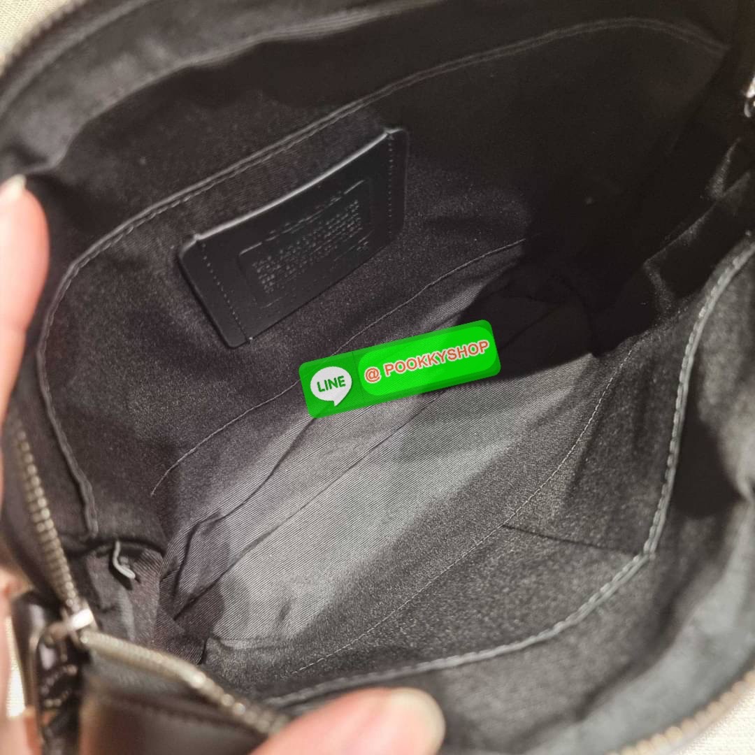 COACH F28455 CHARLES CAMERA BAG IN SIGNATURE LEATHER รุ่นสุดฮิตที่หนุ่มๆเค้ารู้กัน กับกระเป๋าสะพายข้างทรงแมสเซนเจอร์ ที่อัพเลเวลความหรูด้ายลายปั๊มซิกเนเจอร์นูน บนวัสดุหนัง crossgrain ตัดสลับด้วยหนังแท้ สัมผัสดีทั้งใบ มีช่องซิปให้ด้านหน้า และช่องย่อยด้านหล