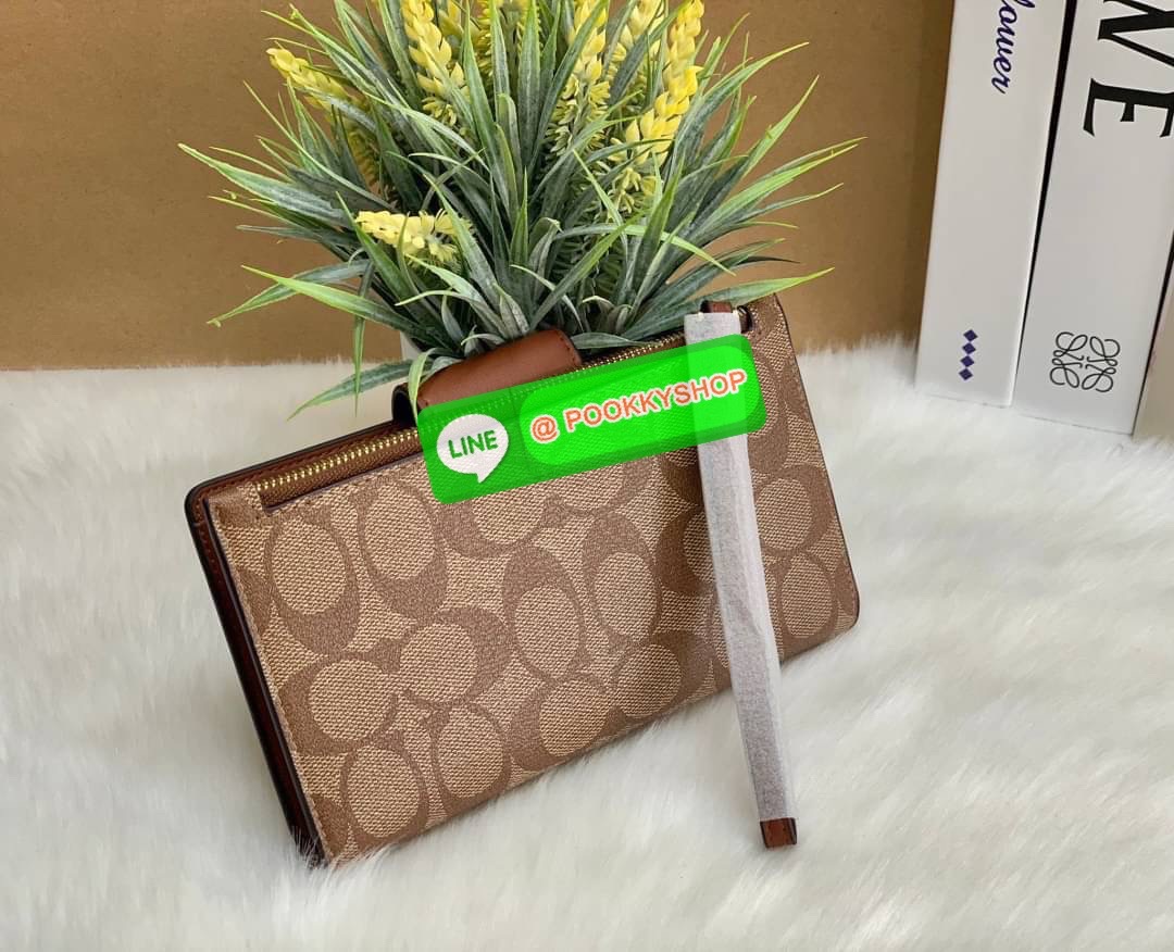 COACH TECH WALLET IN COLORBLOCK SIGNATURE ((C2874)) ✔️กระเป๋าเงินใบยาว หนังแท้ พร้อมสายคล้องมือในตัวค่ะ ✔️เปิดปิดด้านหน้าแบบฝากระดุม ภายในมีช่องใส่ธนบัตร2ช่อง ;สามารถใส่มือถือ iphone 10 xs max ได้เลยค่ะ ✔️มีช่องเสียบธนบัตร7ช่อง;พร้อมช