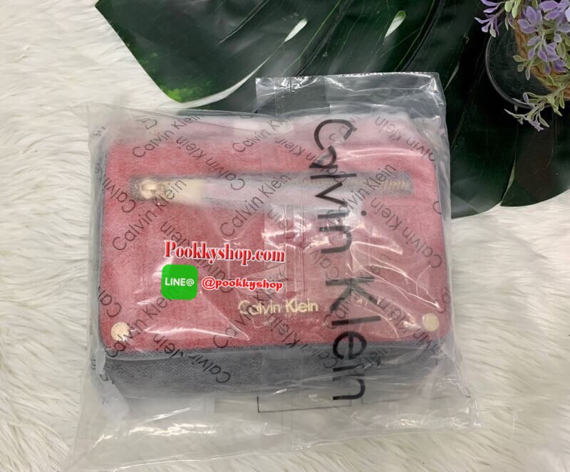 New arrival !! CALVIN KLEIN HANDBAG // SHOULDER BAG กระเป๋าถือ//คล้องไหล่//สะพายข้าง//หรือครอสบอดี้ร์ได้ค่ะ ดีไซด์สวย น่าใช้มากๆค่ะ วัสดุหนังผสมนิ่มมือค่ะ ด้านมีโลโก้แบรนด์ พร้อมช่องซิปใส่ของจุกจิก เปิดปิดกระเป๋าแบบกระดุมแม่เหล็ก ภายในแบ่งสามช่อง สามารถใส
