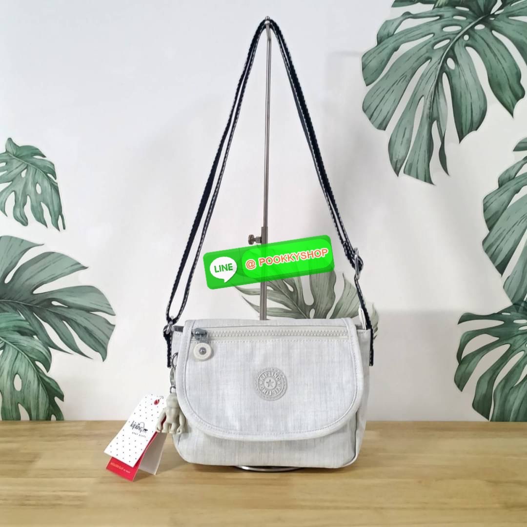 KIPLING SABIAN CROSSBODY MINI BAG กระเป๋าสะพายข้าง วัสดุ Nylon & Polyester 100% ขนาดเล็กกำลังน่ารัก เปิด-ปิดด้วยฝาปิดกระดุมแม่เหล็กและซิปแบรนด์ ด้านในมีแท็กแบรนด์