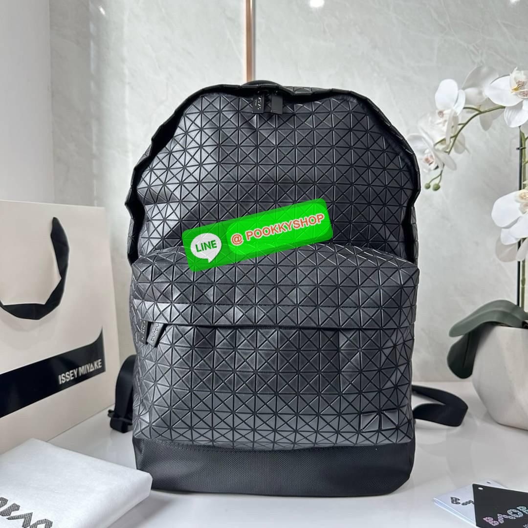 BAO BAO ISSEY MIYAKE KURO DAYPACK BACKPACK 🔖กระเป๋าเป้รุ่นฮอตทรงเรขาคณิตที่สุดในญี่ปุ่น KURO ภาษาญี่ปุ่นคือมาความเก๋ไก๋ เป็นกระเป๋าเป้ที่น้ำหนักแต่สามารถรับน้ำหนักได้ดี 🔖วัสดุ โพลียูรีเทน(Polyurethane) น้ำหนักเบา มีความแข็งแรง 🔖เปิ