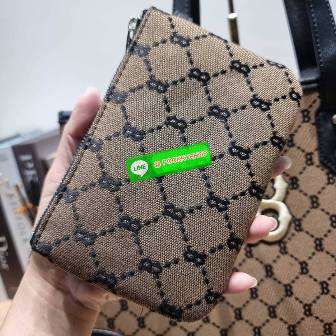 MLB MONOGRAM TOTE BAG กระเป๋าทรงโท้ท ใบใหญ่จุคุ้ม ที่มีกิมมิคไม่เหมือนใคร ด้วยดีไซน์ลวดลายโมโนแกรมเอกลักษณ์ ปั๊มลงบนผ้าแคนวาสและหนัง pu คุณภาพดี สวยคม ปากกระเป๋ามีอะไหล่เกี่ยวกันของหล่นได้ มาพร้อมสายสะพายในตัว ภายในโล่งกว้างมาก ใส่ของสำคัญได้แบบไร้กังวล ห