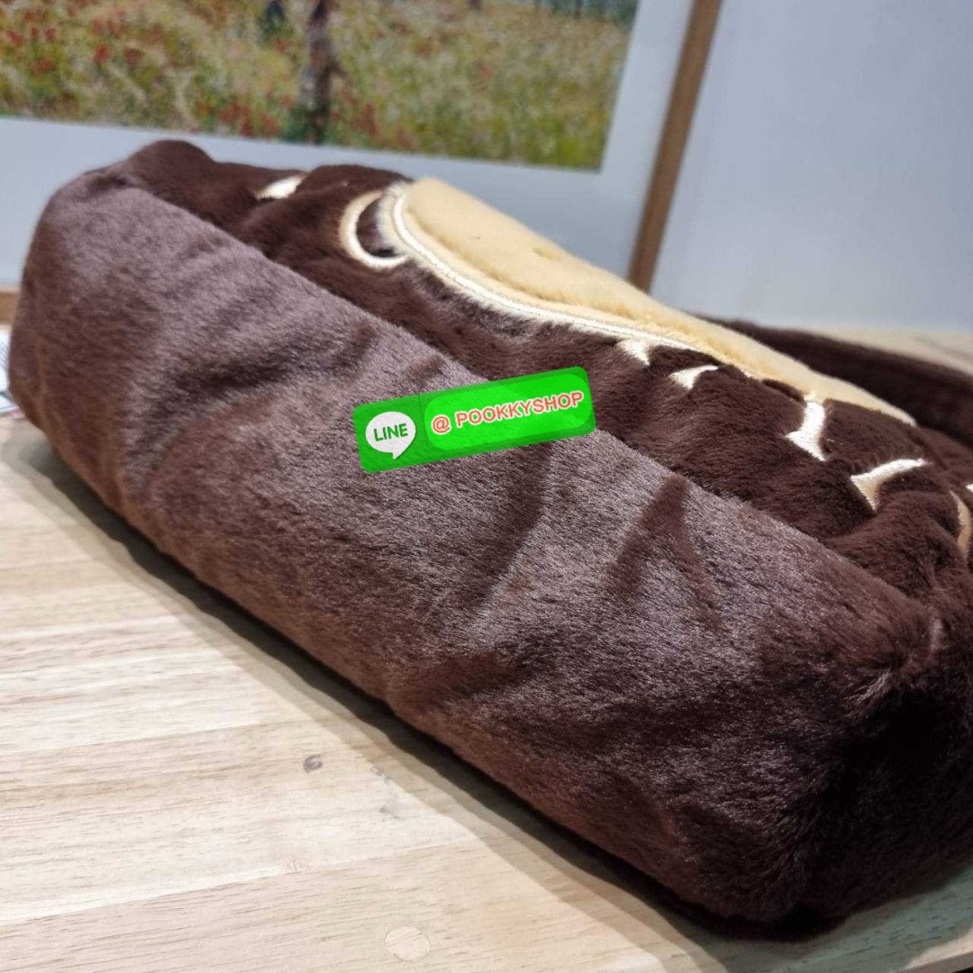 Gentlewoman x Butterbear fluffy dumpling bag 🔆 Details กระเป๋าที่มัมหมีต้องไม่ปล่อยผ่าน น้องหมีเนยน่ารักไม่ไหว และมาในรูปแบบกระเป๋า dumpling สุดฮิต บอกเลยว่าเหมาะกับคริสต์มาสที่จะถึงนี้มาก ดีไซน์น้องหมีเนยโดดเด่น ปากกระเป๋าสามารถรูดเก็บทรงได้ และม