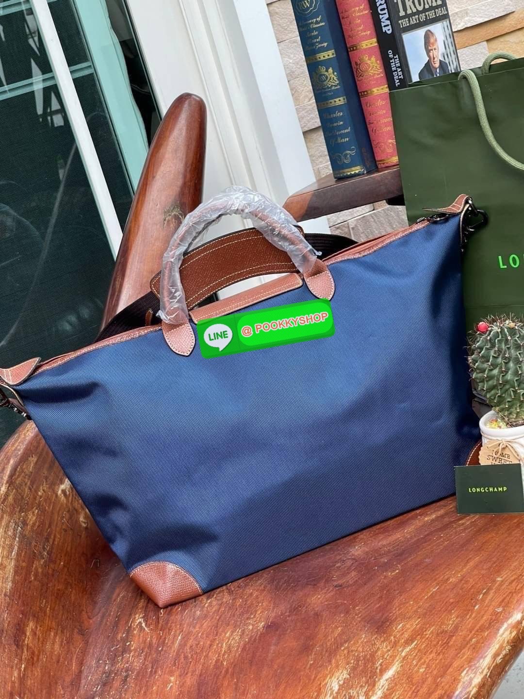 💕 LONGCHAMP BOXFORD TRAVEL BAG L กระเป๋าเดินทางขนาดใหญ่ มาพร้อมสายสะพายที่สามารถถอดได้ ให้คุณเลือกสะพายไหล่หรือถือได้ มีซิปรูดเปิดปิดกระเป๋าที่ให้คุณมั่นใจได้ว่าคุณจัดเก็บไอเท็มของคุณได้อย่างมิดชิด บ็อคฟอร์ด (BOXFORD) สะท้อนความเป็นเอกลักษณ์ของแบร