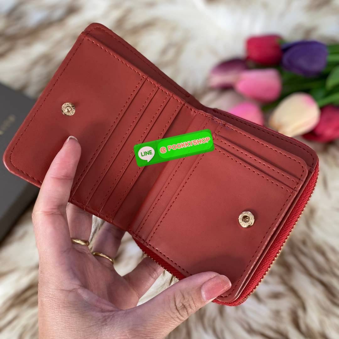 CHARLES & KEITH COMPACT WALLET กระเป๋าตังใบสั้นฟังก์ชันครบ!! ด้านหน้ามีโลโก้แบรนด์ มีช่องซิปใส่เหรียญ เปิดปิดแบบกระดุม ด้านในมีช่องใส่การ์ด 16 ช่อง มีช่องใส่ธนบัตรตามยาว ไม่ต้องพับแบงค์ค่า คุ้มมากๆเลยใบนี้