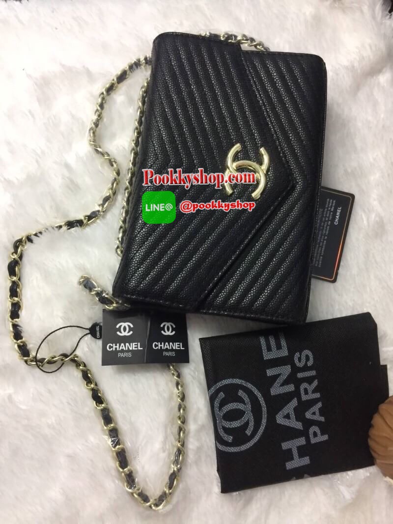 Chanel รุ่น Limited edition .. วัสดุหนังคาเวียเนื้อหนานุ่มลายตัวV คุณภาพดีแบบฉบับChanel ขนาดกำลังดี น้ำหนักเบา ด้านหน้ามีโลโก้ อะไหล่ทอง หรู ด้านหลังปั้มรูปโลโก้นูน สวยมากๆ เปิดปิดด้วยฝาปิดกระดุม ด้านในมีช่องใส่บัตรได้หลายใบ และมีช่องชิปใส่ของจุกจิกได้ ตั