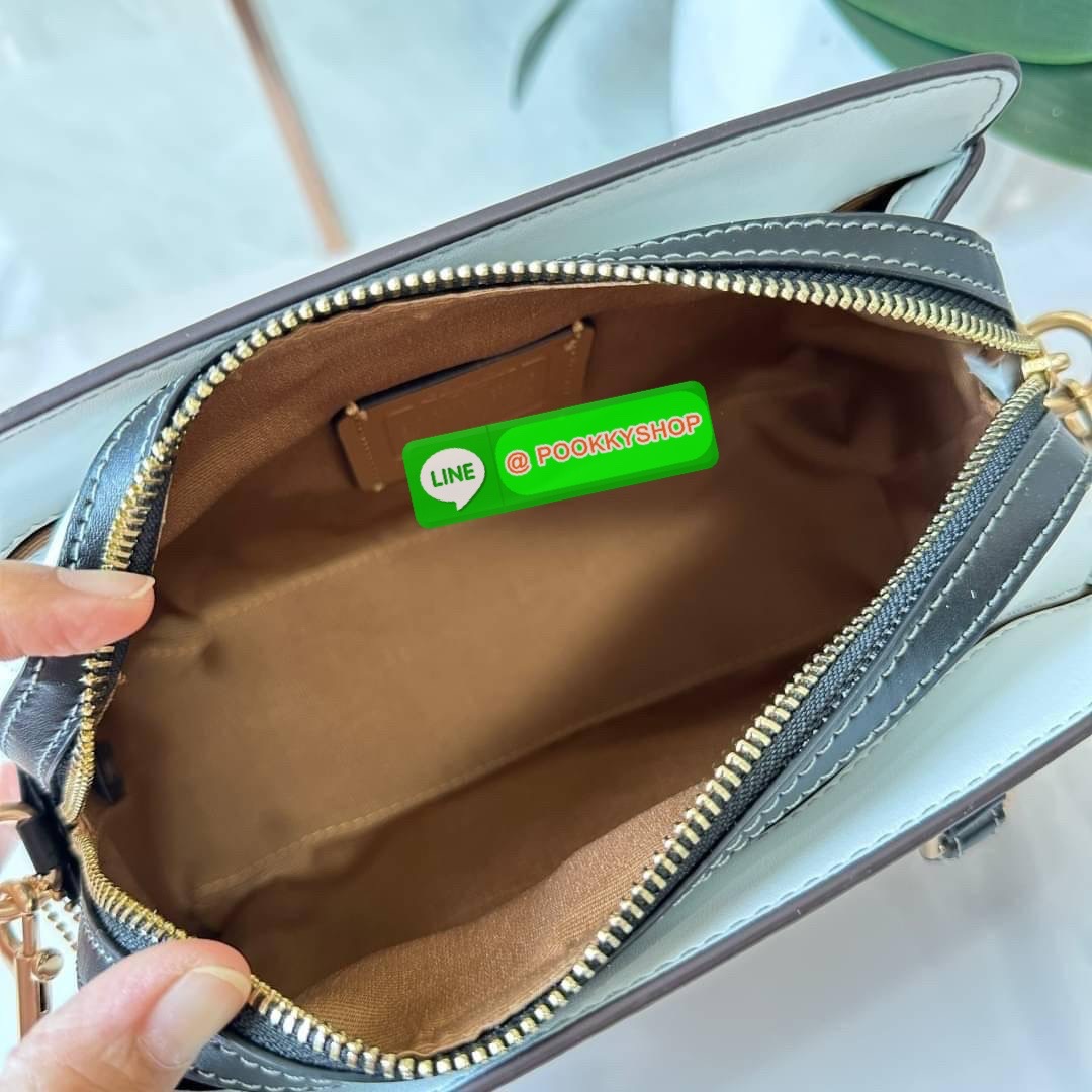 COACH MINI DARCIE CARRYALL IN BLOCKED SIGNATURE CANVAS (CH287) 👜คอลเลคชั่นใหม่สุดปัง ลุคคุณนายจะถือหรือสะพายข้างก็เริ่ดคะ รูปทรงถังไซส์เล็กวัสดุแคนวาสตัดหนังแท้ สายสะพายข้างถอดออกได้ มีหูหิ้วในตัว ภายในเป็นช่องโล่ง กว้างมีช่องแบ่งสัดส่วนใส่ของได้ค