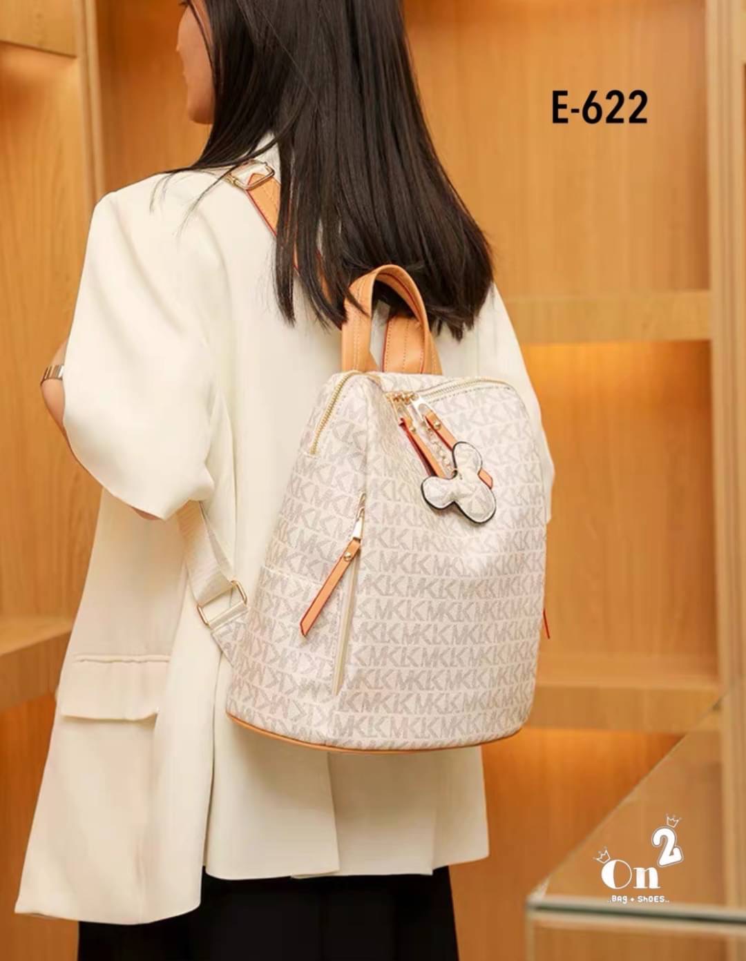 กระเป๋าสะพายเป้แฟชั่นมาใหม่ งานสไตล์แบรนด์ งานซิป ขนาดกำลังดีน่าใช้มากค่ะ พร้อมส่ง 2 สีค่ะ