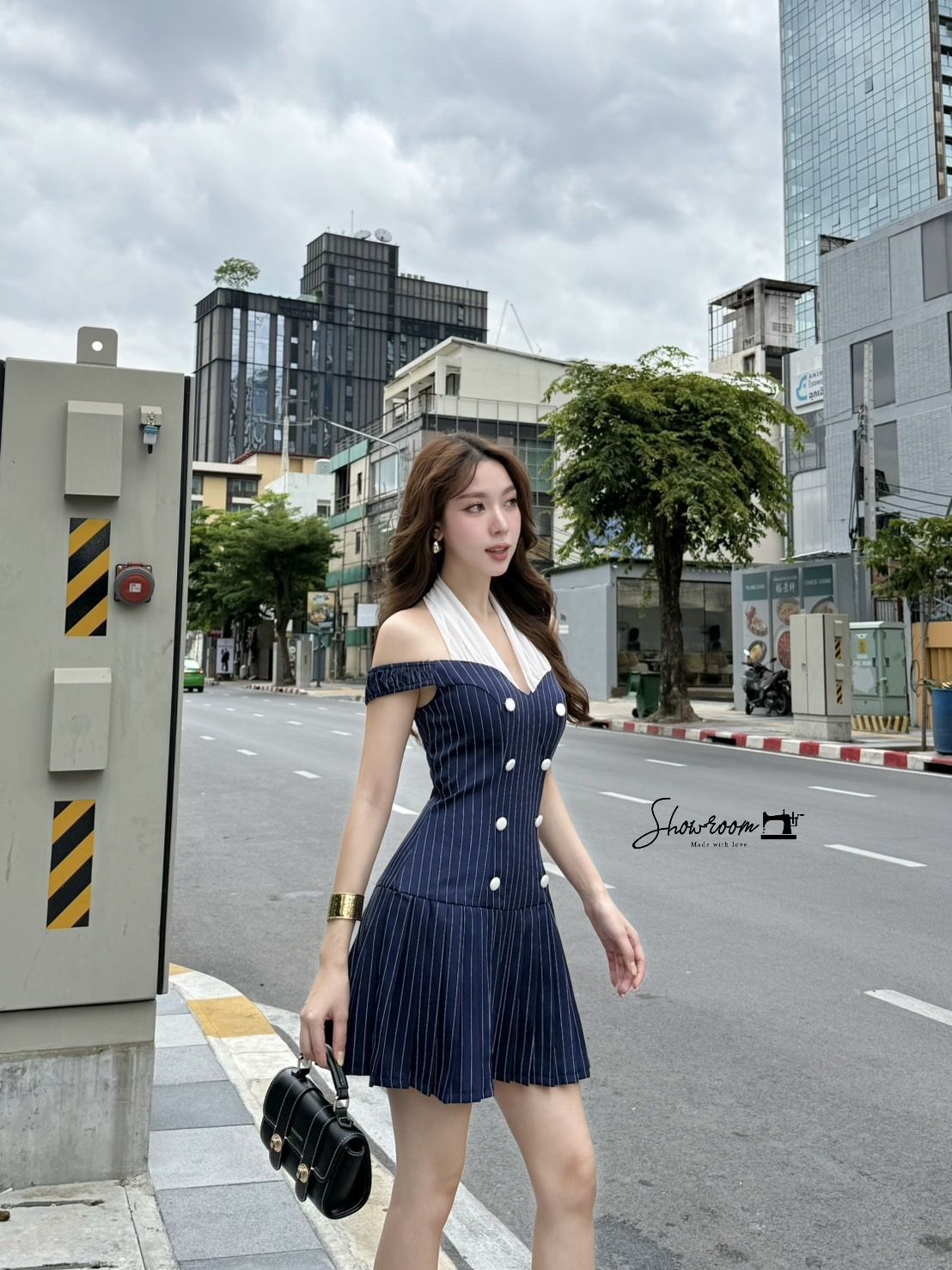 เดรสแฟชั่น เดรสสีกรมลายทางตัดต่อผ้าสีขาวคล้องคอ เดรสทรงเกาะไหล่แต่งสมอค