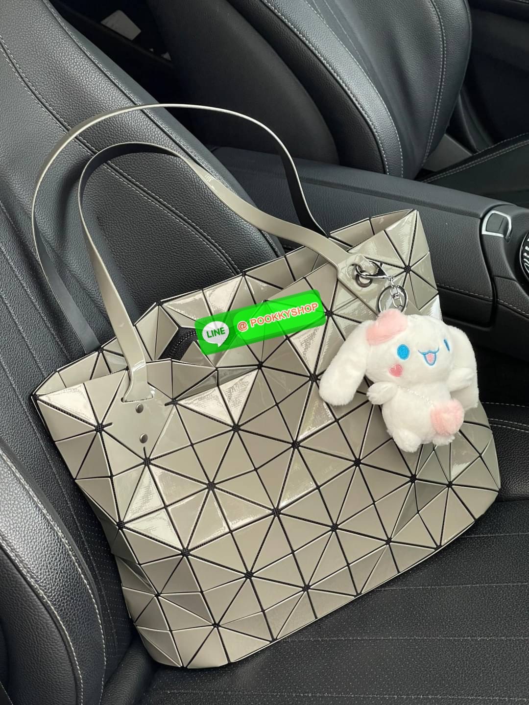 💕 Bao Bao Issey Miyake ROCK MATTE ซีรีส์นี้จะเป็นทรงสี่เหลี่ยมผืนผ้า มีซิปปิดด้านบน ถือเป็นรุ่นที่เหมาะกับการใช้งานในชีวิตประจำวัน สามารถพับมุมและบริเวณด้านล่างของกระเป๋าเพื่อเพิ่มความสะดวกสบายในการใช้งาน ทั้งยังช่วยให้วางกระเป๋าในแนวตั้งได้อีกด้ว