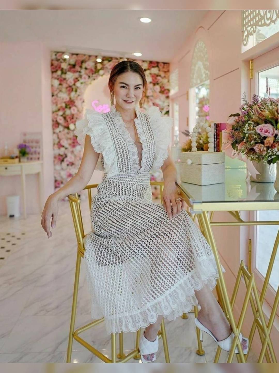 Dress สวยหรู ดูดีมีราคา ใส่ออกงานได้เลยนะคะ งานพรีเมี่ยม ผ้าลูกไม้แน่นๆ หนานุ่ม ใส่สบาย มีซับในอย่างดี งานซิปหลัง ระบายอก ช่วงเอวเข้ารูป ทรงสวย กระโปรงบานสวยกำลังดี ราคานี้คุ้มมากนะคะ เห็นงานจริงต้องว้าวแน่นอนคะ