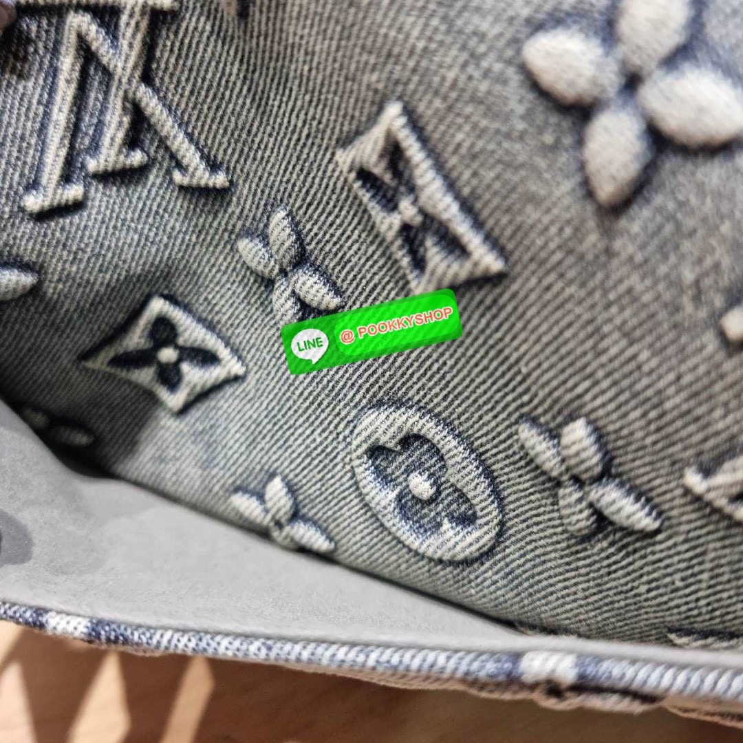 LV diane monogram washed denim bag 🔆 Details ใหม่ล่าสุด กับกระเป๋าทรงสุดฮิต คลาสสิคและเป็นอีกหนึ่ง signature ที่มาในรูปแบบ washed denim สวยดูแพงสุดๆ มาพร้อมสายสะพายถึง 3 แบบ สายคล้องไหล่ สายสะพายข้างแบบหนังและแบบสปอร์ต ทำให้สามารถปรับเปลี่ยนใช้งาน