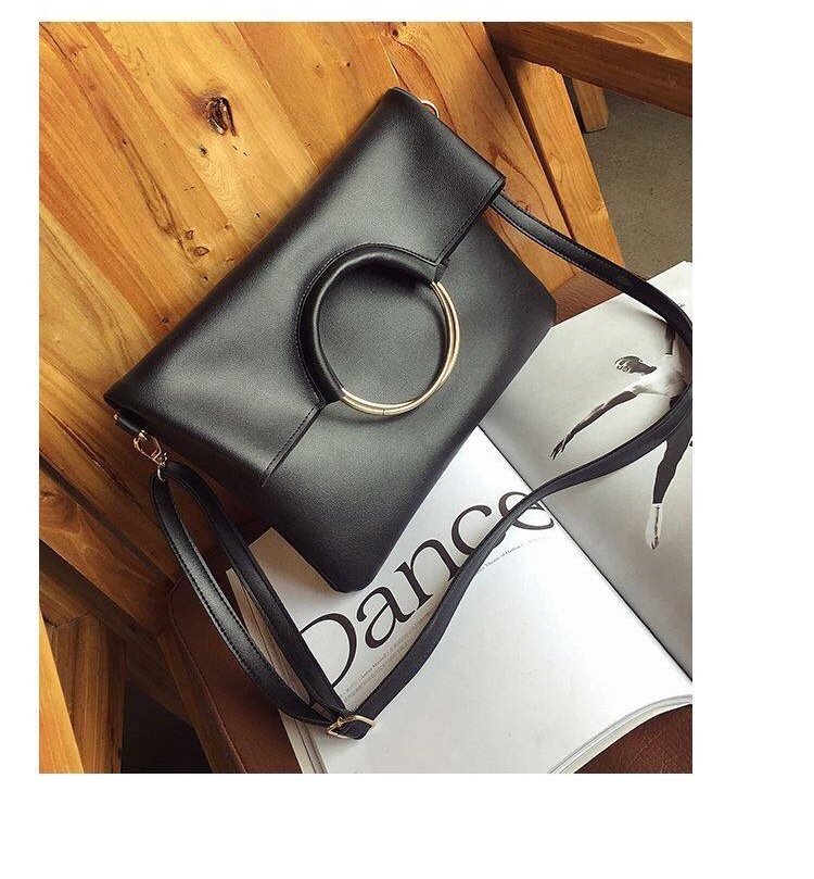 กระเป๋าสะพายข้างสีน้ำตาล กระเป๋าคลัชมือ แต่งห่วงทอง สวย แนว เท่ห์ๆคะ+กระเป๋าเล็ก ไซส์ลูก ด้านใน 2ชิ้น สุดคุ้ม สวยเก๋ มากคะ Size:ยาว29xสูง32xหนา4cm