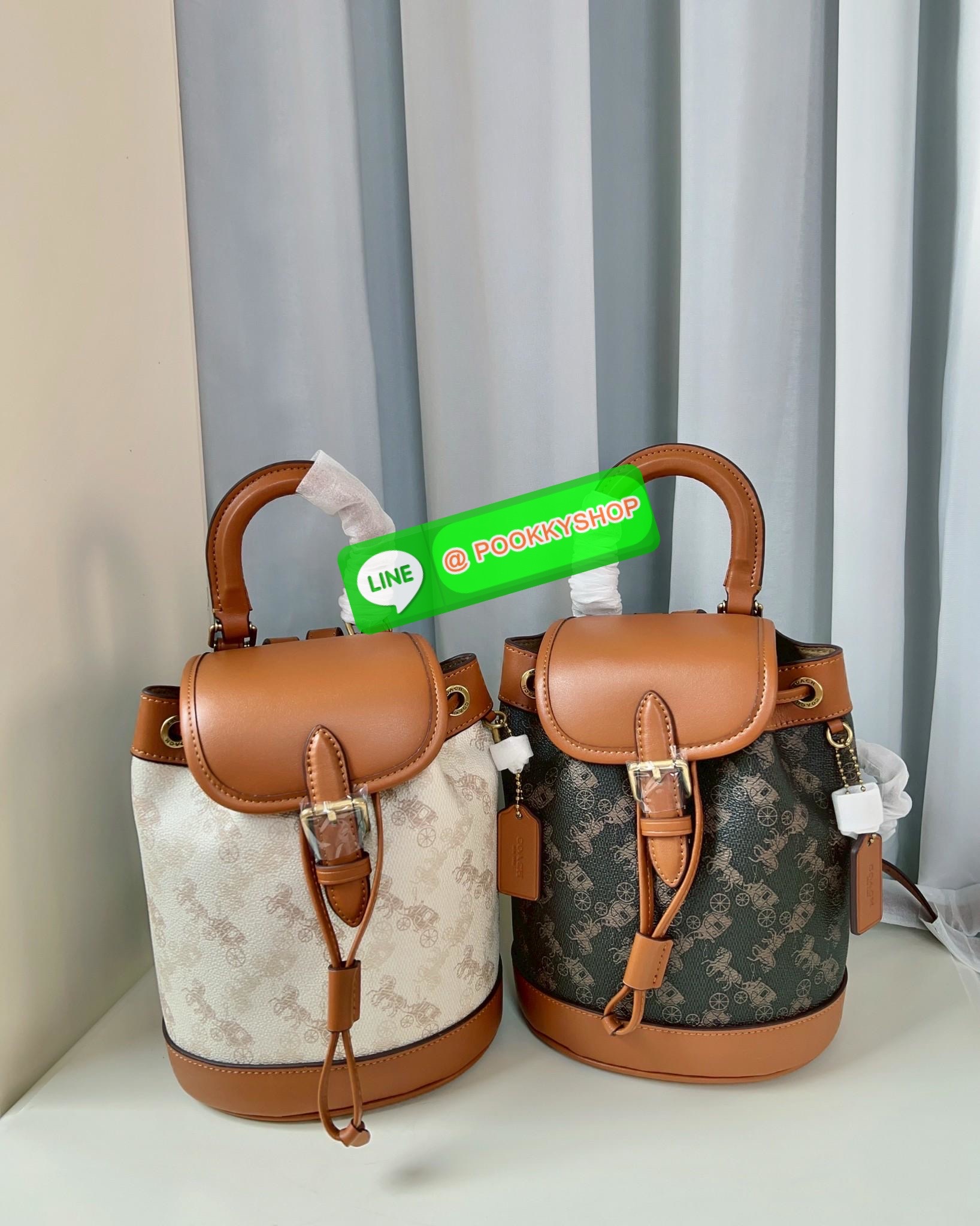 NEW ARRIVAL! **สินค้าเข้าใหม่** COACH HARPER BACKPACK WITH HORSE AND CARRIAGE PRINT ((CAM31)) 🔖พร้อมส่งใหม่ล่าสุด! กระเป๋าสะพายมีหูหจับด้านบน ที่สามารถพกพาไปไหนมาไหนได้ตลอดเวลา หนังแท้อย่างดีนิ่มสวย((หนังไม่แข็งทื่อนะคะ))ตัวกระเป๋าปริ้นท์ลายรถม้าอ