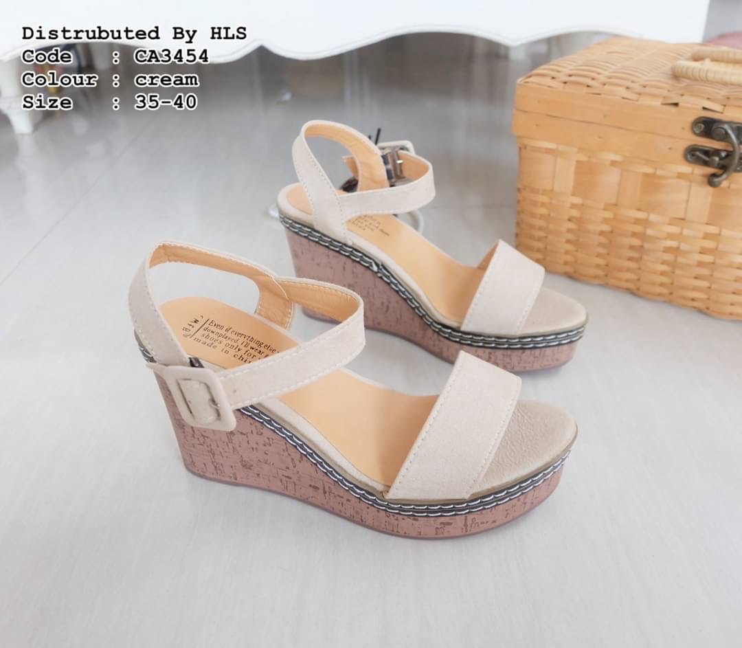 แบบใหม่ มาแล้วคะ พร้อมส่งคะ รองเท้าส้นเตารีด สูง 3.5" เสริมหน้า 1.5" ทรงสวม สายรัดข้อเท้า พื้นพียู น้ำหนักเบา ใส่สบายมากๆคะ ใส่ชิวๆ น่ารักคะ