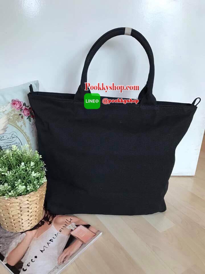 Victoria's Secret Limited Edition 2015 black friday sequin tote รุ่นหายากมาแล้ววค่ะ เป็นกระเป๋าที่ด้านหน้าเป็นเกล็ดลูกปัดวิ้งเรียงสลับสี ตัดกันอย่างสวยงาม เปิดปิดด้วยซิป ภายในกว้าง จุของเยอะ ใส่เสื้อผ้า อุปกรณ์สำหรับไปเล่นฟิตเนส หรือ เอกสาร โน้ตบุค ใ