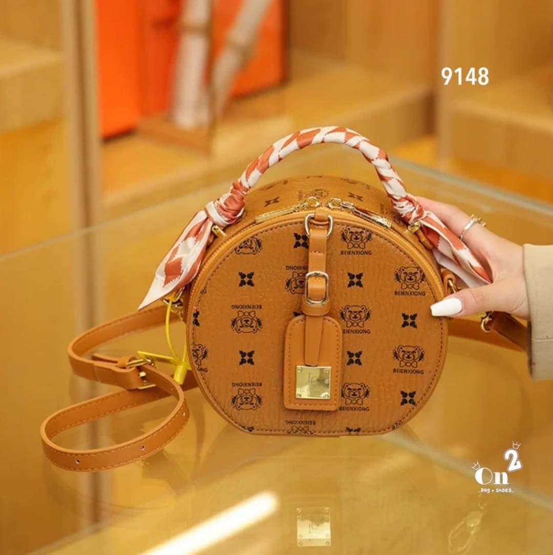 NEW-IN🤎🤎ใบนี้น่ารักมากค่ะ มาใหม่ทรงกลม งานคุณภาพเช่นเคย มาพร้อมสายยาวครอสบอดี้ พกใบเดียวจบ แนะนำเลยค่า✨