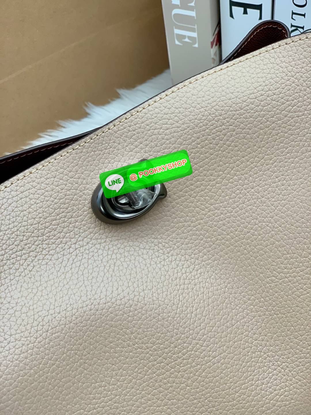 COACH WILLOW SHOULDER BAG ((C2745//C2590//C2621)) พร้อมส่ง ไม่ให้หลงรักยังไงไหว 🔺กระเป๋าหิ้ว//คล้องไหล่//สะพายข้าง สุดคุ้ม! หนังแท้ชั้นดีที่สุด ได้ไปหลงรักแน่นอนค่ะ หนังสวยมากๆ 🔺ตัวกระเป๋าแบ่งเป็นสองช่องหลัก ด้านนึงเป็นแบบหมุนล็อค//อีกด้าน