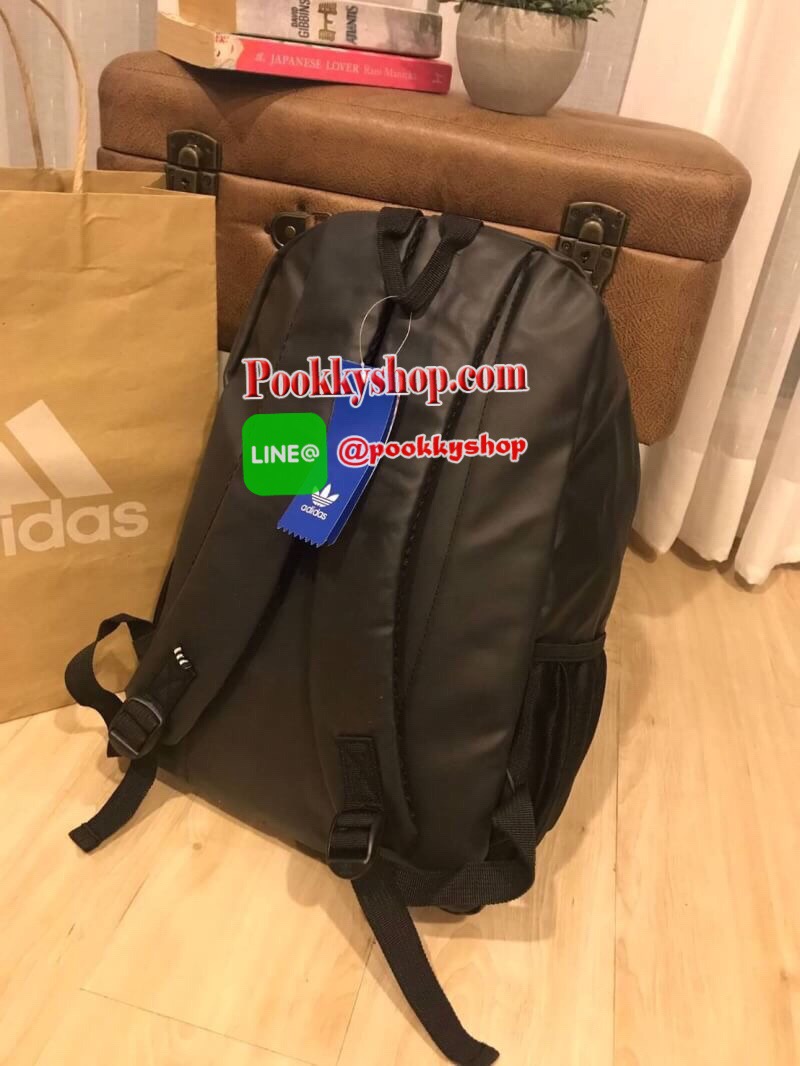 Adidas Originals 3D Backpack กระเป๋าสะพายหลัง 3D ลุคสุดล้ำของกระเป๋าสะพายหลัง ที่มาพร้อมช่องกระเป๋าซิปและลายพิมพ์สามมิติแบบอสมมาตร ดูดีมีสไตล์ด้วยการใช้วัสดุเลียนแบบหนังที่ทันสมัย ให้คุณมีพื้นที่มากขึ้นในการจัดเก็บ ด้วยช่องกระเป๋าด้านในหลายช่องสำหรับเก็บโ